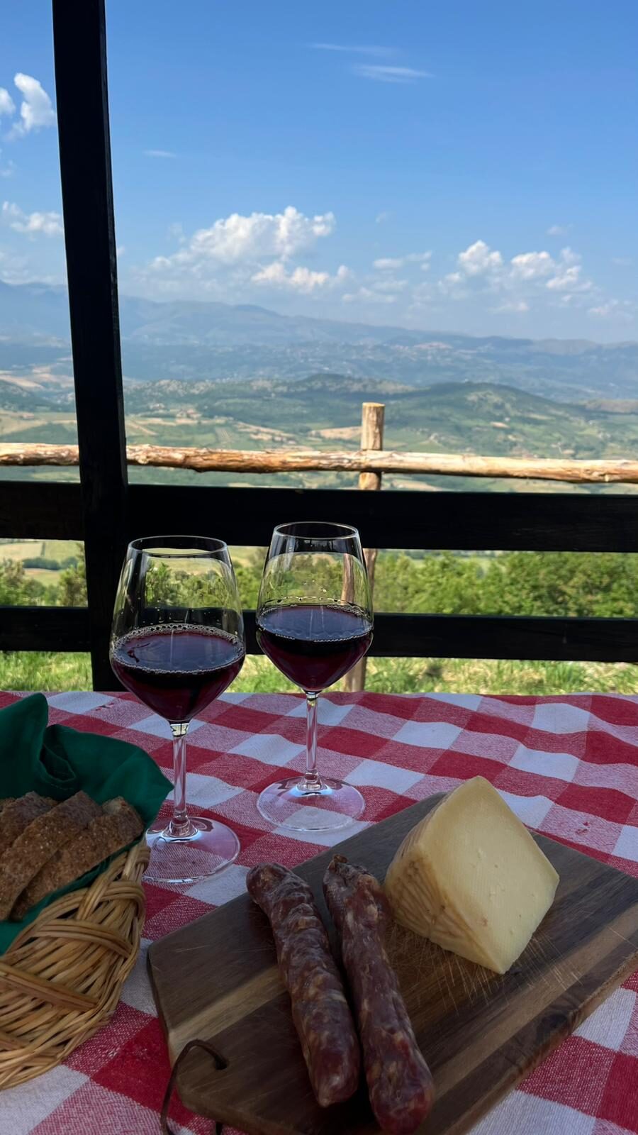 Vino e formaggi con vista panoramica sul Cilento